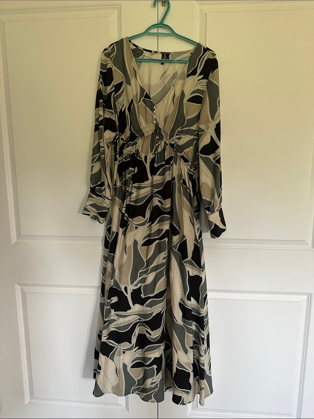 Vero Moda Long Sleeve V-Neck Maxi Dress in Black and Cream